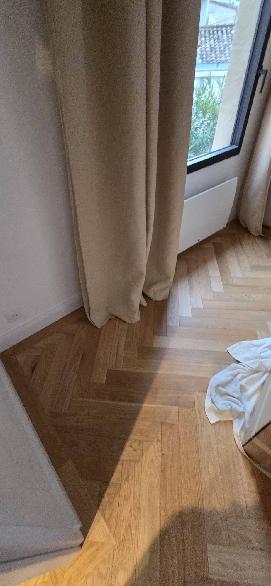 Installation professionnelle de parquet contrecollé chêne en motif bâton rompu, assurée par notre parqueteur Bordeaux certifié. Installation professionnelle de parquet contrecollé chêne en motif bâton rompu, assurée par notre parqueteur Bordeaux certifié.