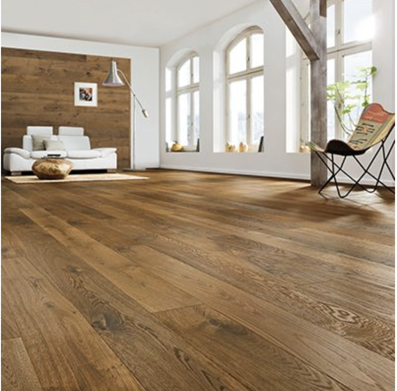 Chêne Sauvage fumé brossé posé dans un intérieur moderne à Bordeaux – Parquet contrecollé de qualité supérieure disponible chez RM Parquet Bordeaux.