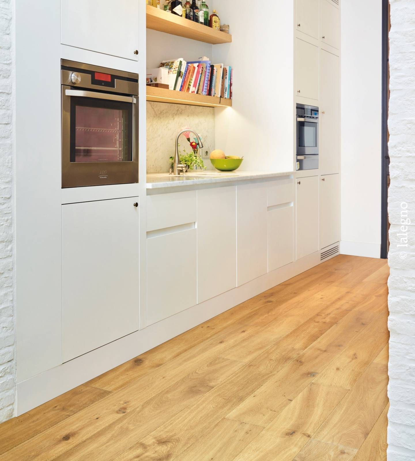 Parquet Brunello chêne contre collé posé à Bordeaux : Découvrez la beauté et la durabilité du parquet Brunello en chêne contre collé, idéal pour vos projets de rénovation à Bordeaux et ses alentours. Vente et pose de parquet à Bordeaux.