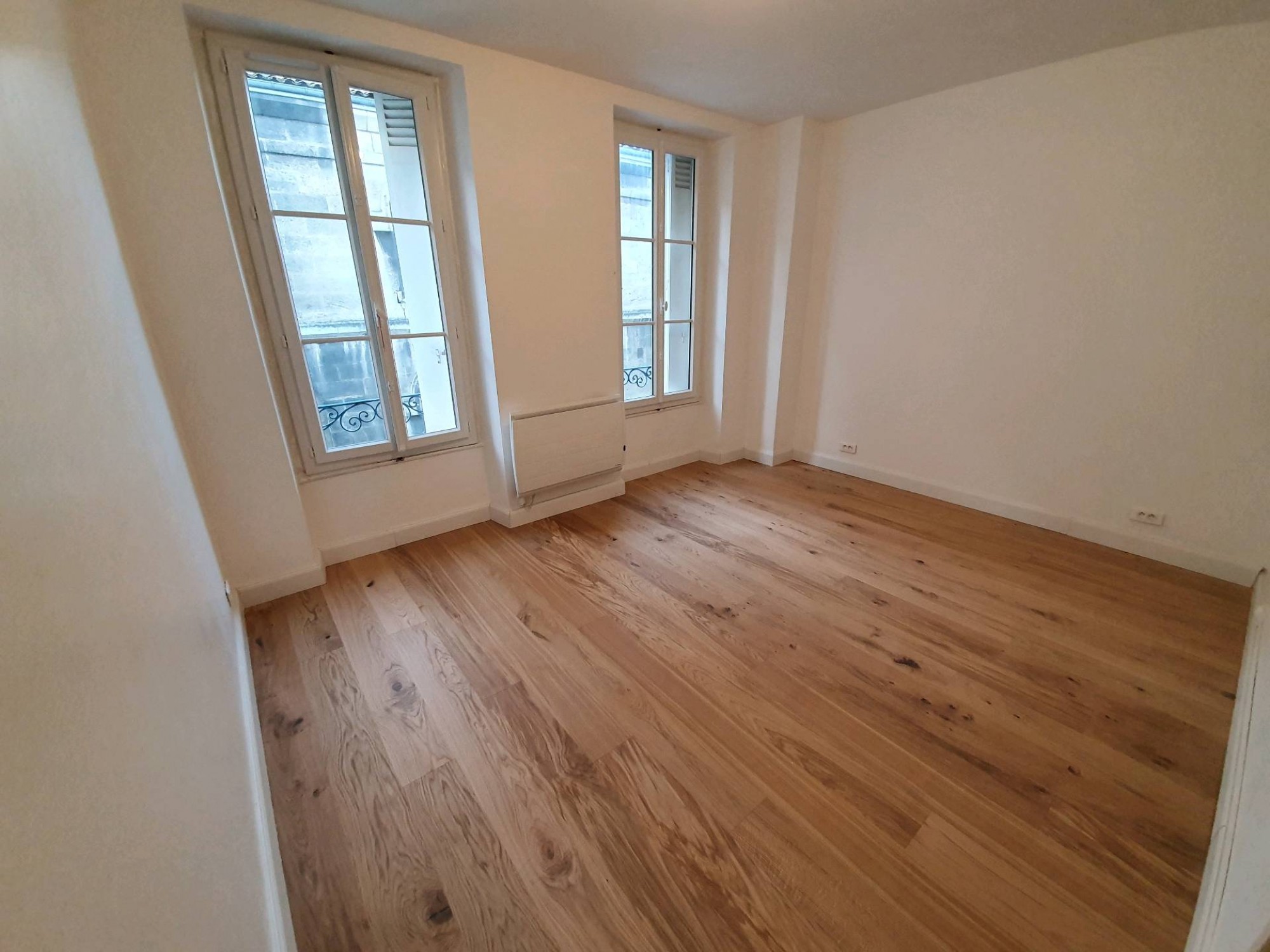 Pose d'un parquet contrecollé chêne clair appartement à Bordeaux