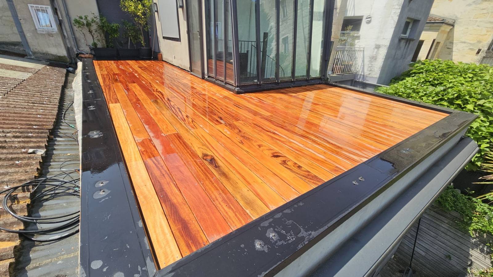 Pose professionnelle de terrasse bois exotique à Bordeaux : travail soigné par RM Parquet Bordeaux.