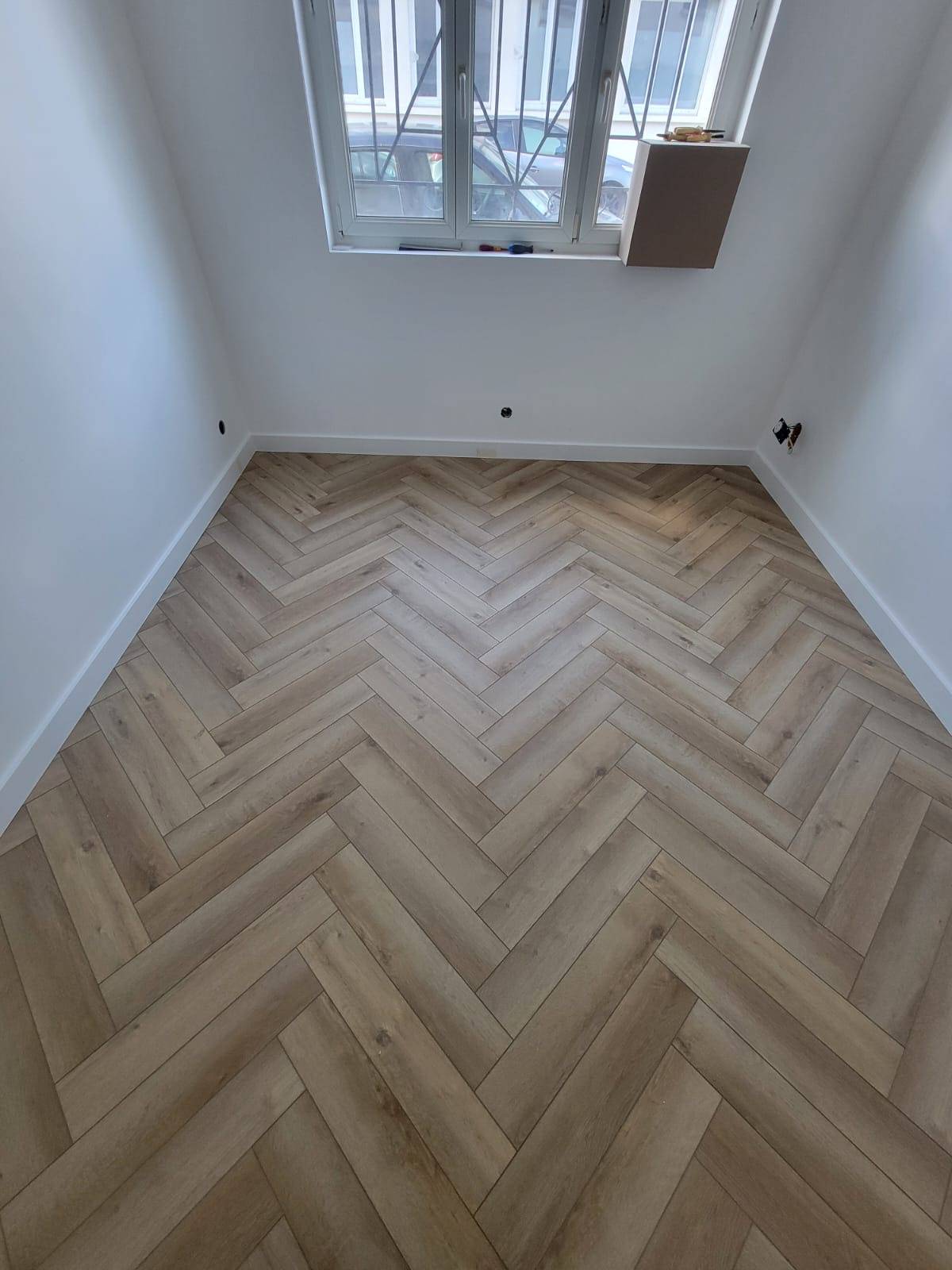 Pose de parquet dans un restaurant à Bordeaux– Confparquet professionnel , parfait