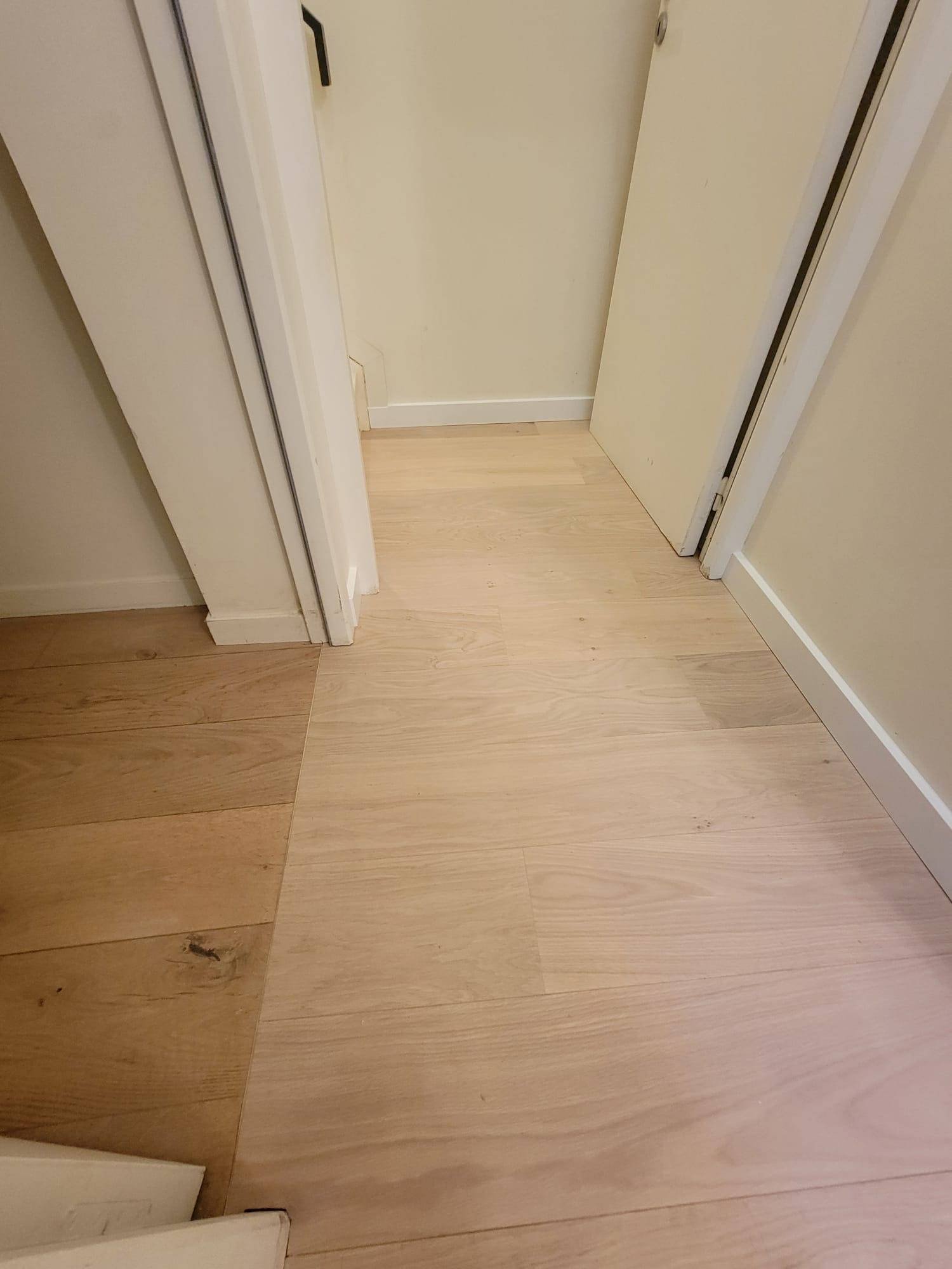 Vente et pose de parquet sur Bordeaux : installation de parquet ABC huilé blanc dans un intérieur chic
