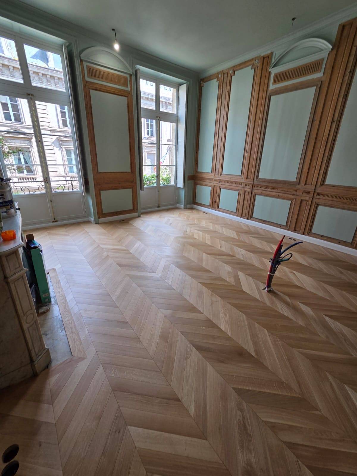 Finition haut de gamme en parquet contrecollé chêne motif point de Hongrie
