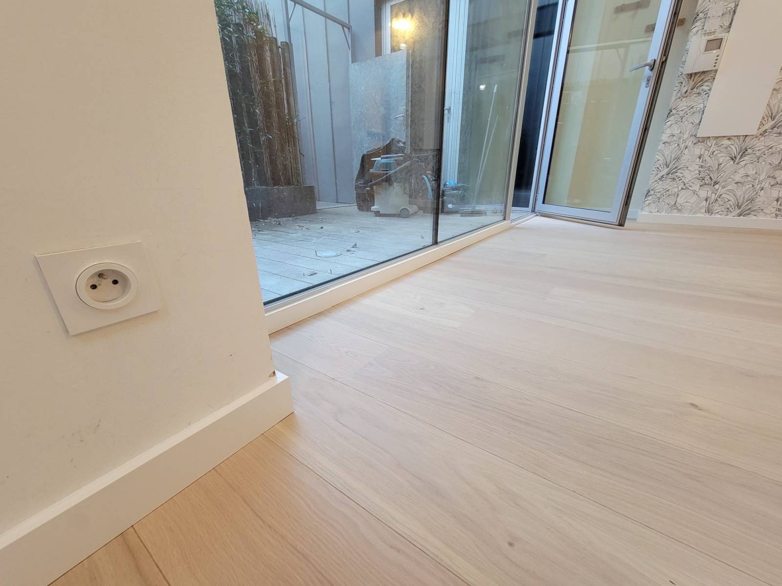 Parquet huilé blanc pour une ambiance épurée à Bordeaux – RM Parquet Bordeaux, votre expert en pose de parquet