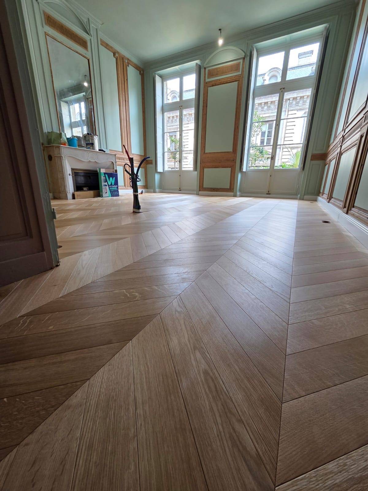 Détail de la pose en chevron à 45° réalisée par RM Parquet Bordeaux