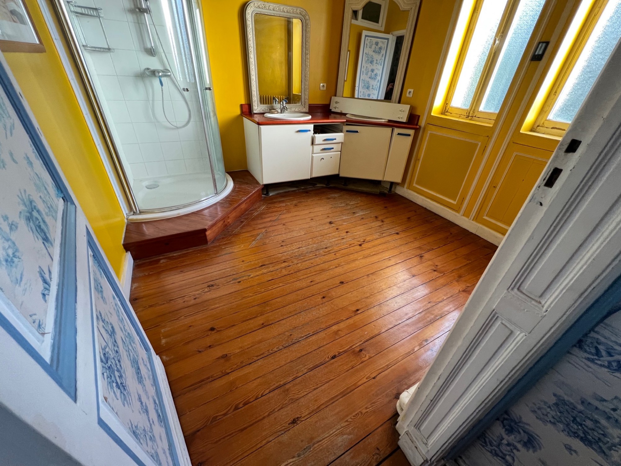 Rénovation ponçage d'un vieux parquet en pin vernis à Bordeaux centre