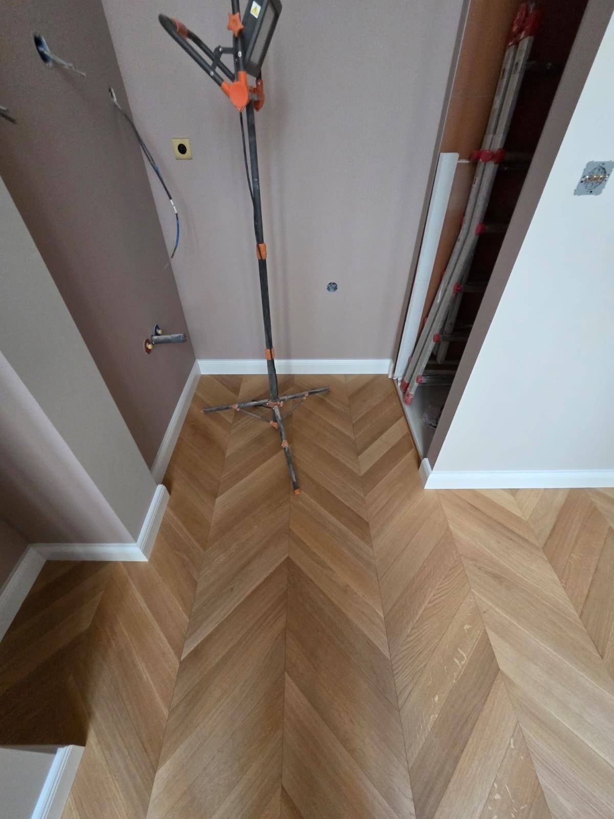 Parqueteur Bordeaux en pleine installation de parquet chêne en point de Hongrie