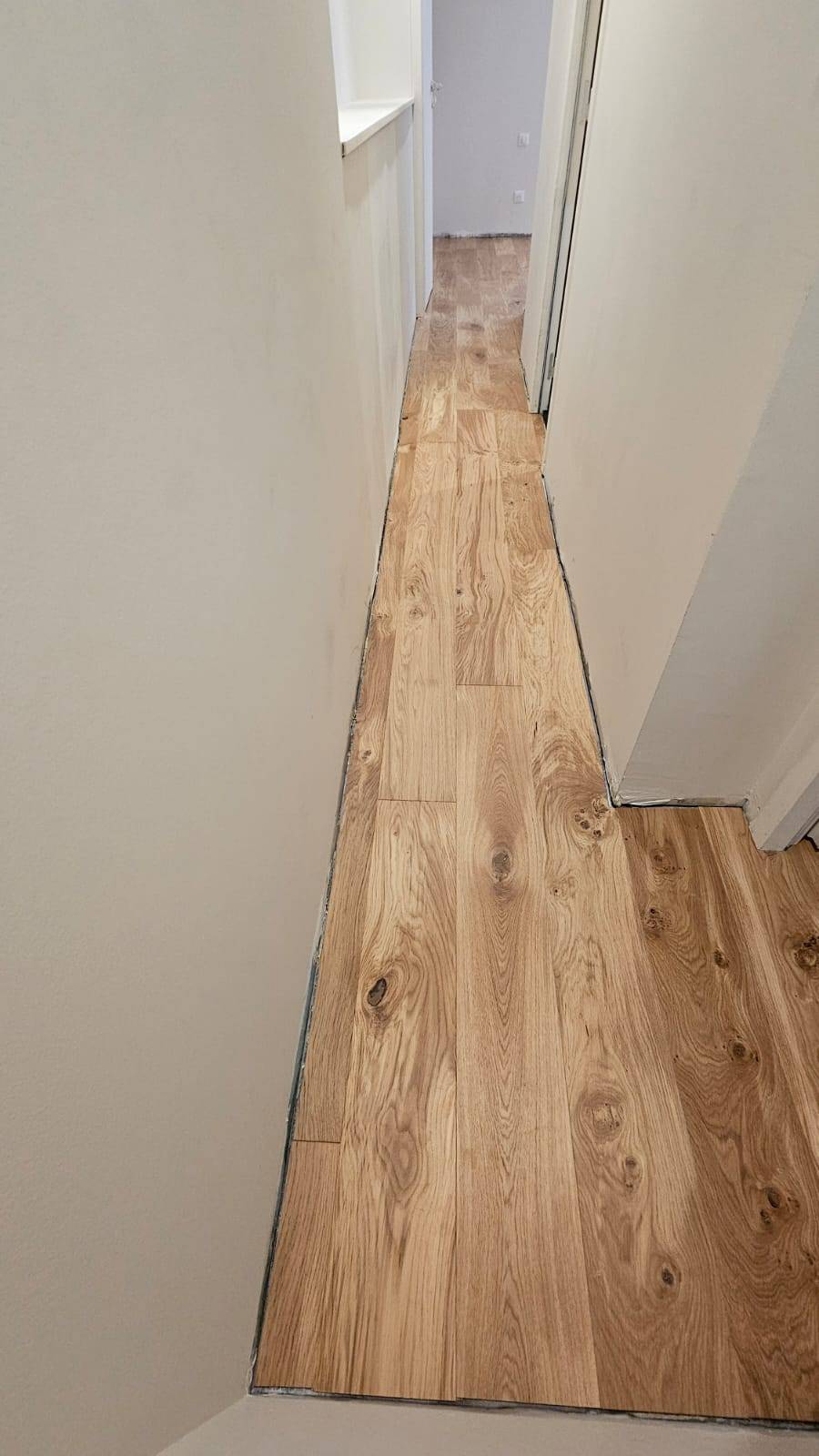 Rénovation de parquet à Bordeaux : Experts en rénovation de parquet, RM PARQUET BORDEAUX offre des solutions personnalisées pour votre sol en chêne contrecollé.