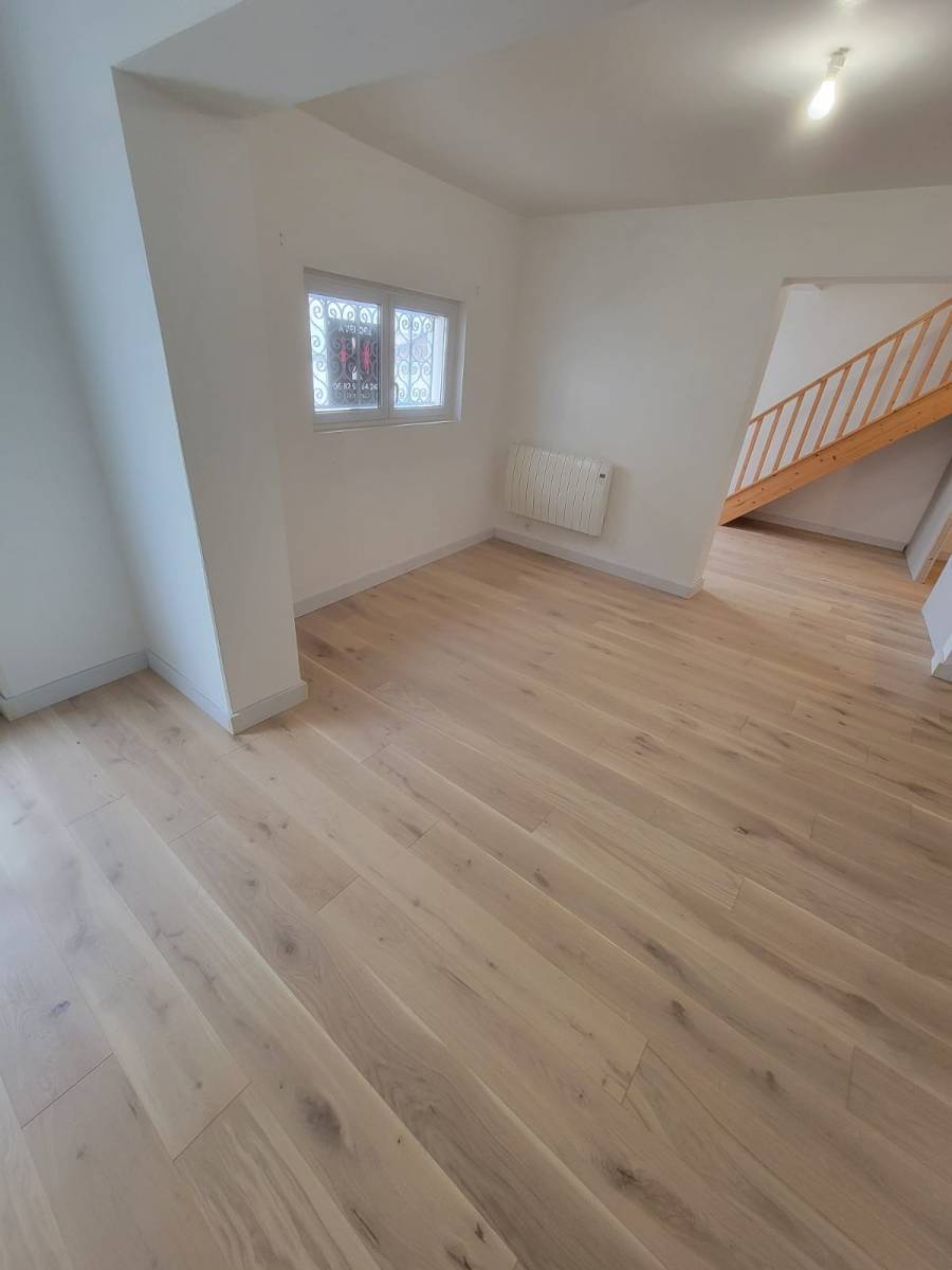 Installation de parquet chêne clair contrecollé dans une maison de Bordeaux - Optez pour un parquet chêne clair contrecollé à Bordeaux, un choix élégant et durable pour votre intérieur.