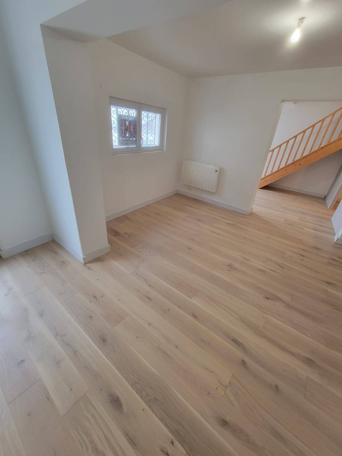Pose collée de parquet chêne contrecollé à Bordeaux : une finition parfaite pour un confort optimal.