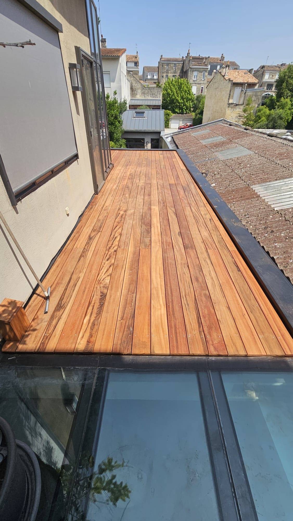 Terrasse bois exotique muiracatiara avec finitions haut de gamme signée RM Parquet Bordeaux.