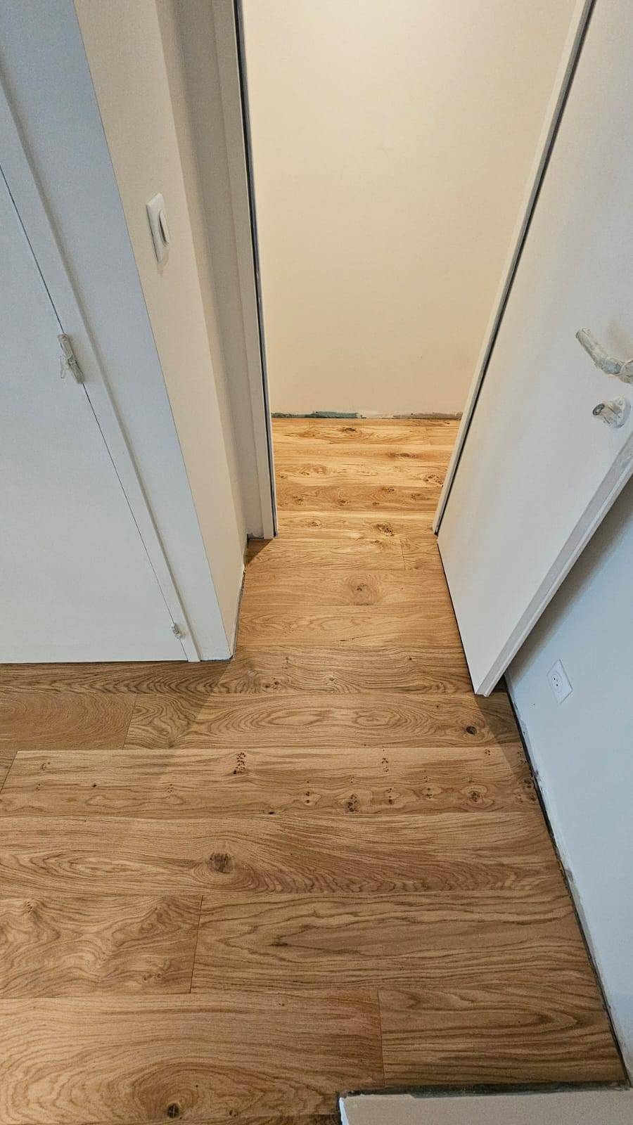 Pose parquet collé Bordeaux - RM PARQUET : Une solution idéale pour une installation de parquet durable et parfaite à Bordeaux, assurant une excellente isolation phonique.