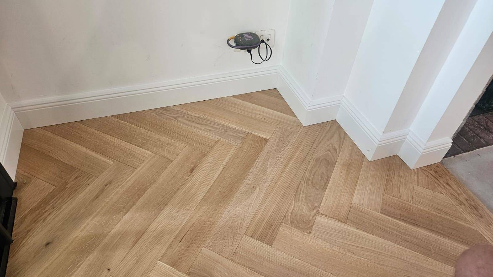 Travaux de pose de parquet bâton rompu réalisés par l’entreprise de parquet RM Parquet Bordeaux.