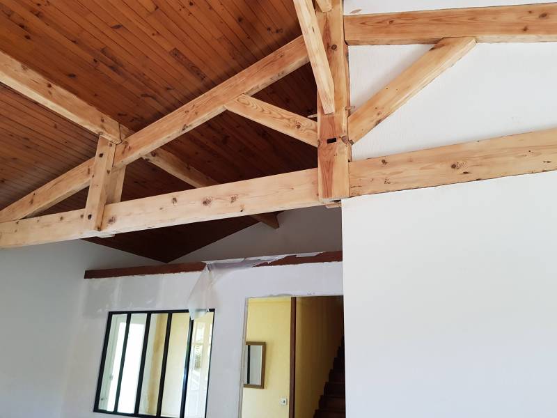 Pose d'un parquet stratifié + Ponçage de poutres à Pessac