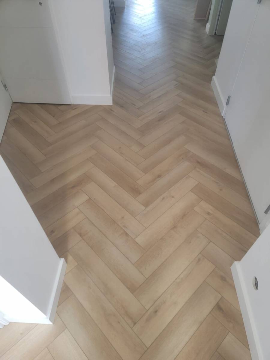 Installation de parquet vinyle bâton rompu à Bordeaux – Profitez de la durabilité et du style de notre parquet vinyle pour transformer votre intérieur à Bordeaux.
