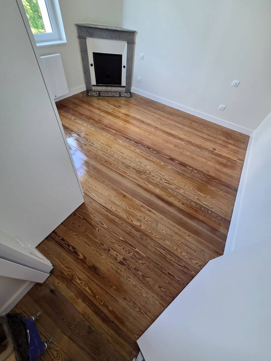 Ponçage parquet Pitchpin Bordeaux : Découvrez comment redonner de l’éclat à votre parquet grâce à notre service de ponçage expert à Bordeaux.