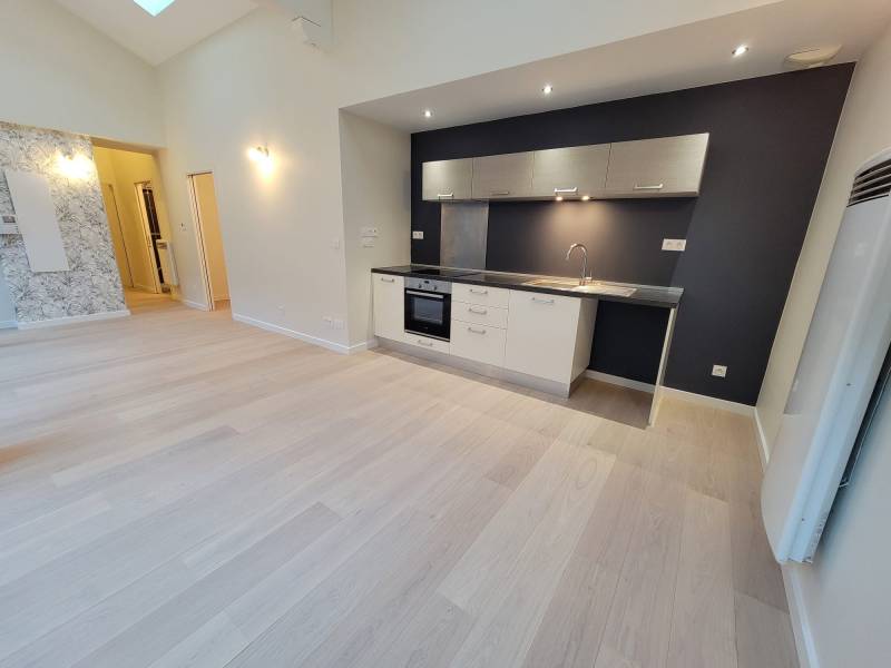 Parquet ABC huilé blanc installé dans un salon moderne à Bordeaux – RM Parquet Bordeaux