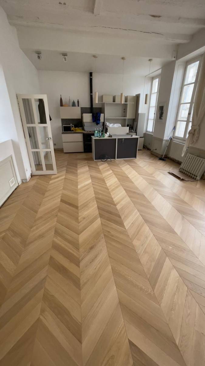 Installation de parquet contrecollé à Bordeaux dans un salon moderne