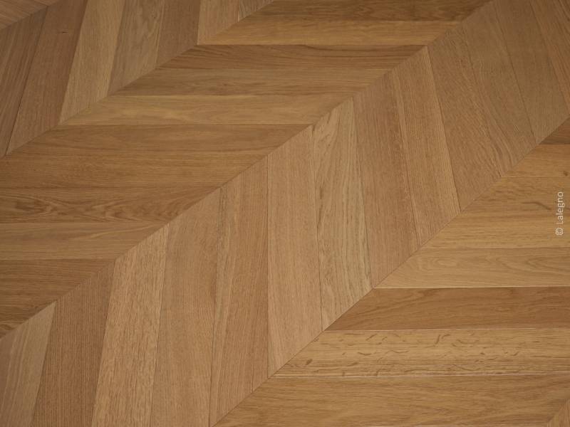 Motif Point de Hongrie en chêne contrecollé : un design raffiné signé RM Parquet Bordeaux.