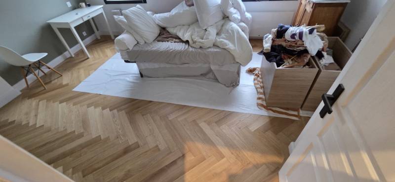 Détails de pose parquet Bordeaux : calepinage précis et collage haute qualité pour un parquet chêne bâton rompu. Détails de pose parquet Bordeaux : calepinage précis et collage haute qualité pour un parquet chêne bâton rompu.