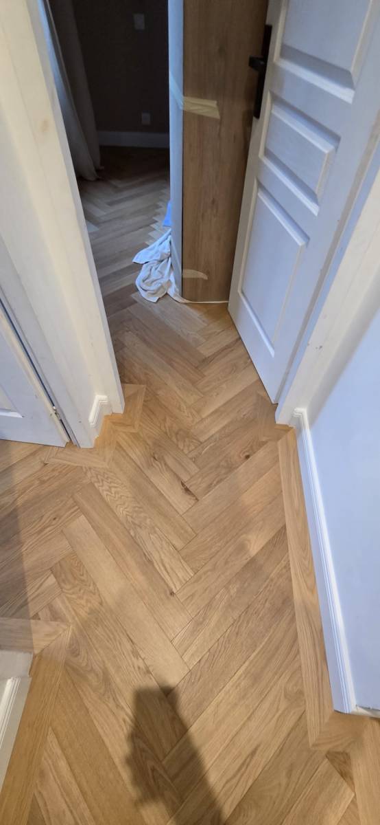 Pose de parquet bâton rompu en chêne contrecollé à Bordeaux, réalisée par RM Parquet Bordeaux pour un rendu élégant et durable.