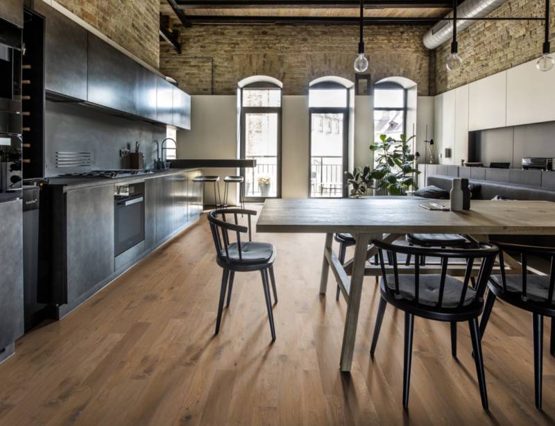 Parquet en bois de chêne vieilli lame large bordeaux 