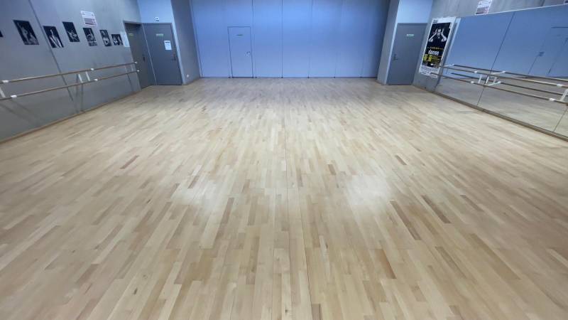 Ponçage et vitrification parquet en Hêtre massif d’une salle de danse à Cenon RM Parquet Bordeaux