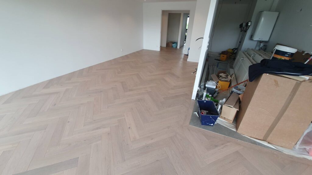 Pose d'un parquet chêne contrecollé Bâton rompu Blanchi huilé appartement à Bordeaux
