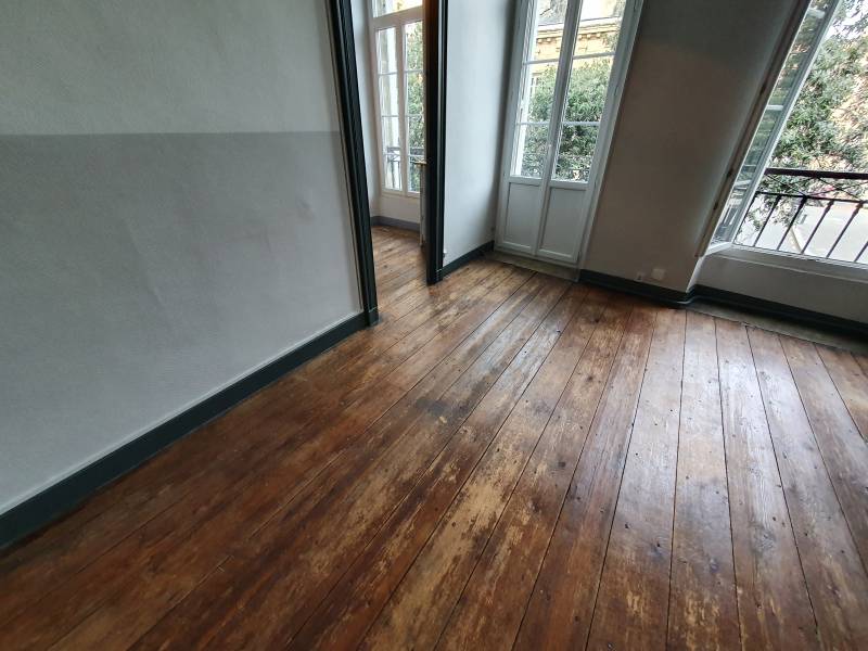 Poncer un vieux parquet en bois lame large à Bordeaux
