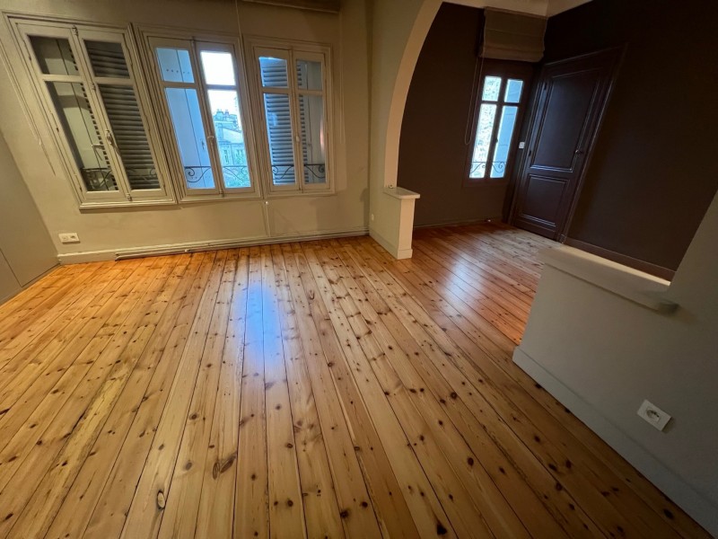 Poncer un parquet en sapin à Bordeaux