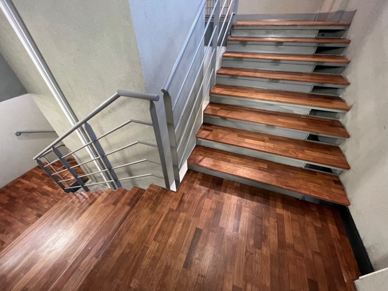 Rénovation ponçage d'un parquet exotique vernis mat Grand Passage Hangar 16 Quai de Bacalan Bordeaux