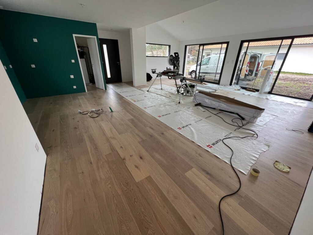 Pose de parquet bois contrecollé semi massif blanchis vernis en pose collé sur chape à Saint Jean d’illac