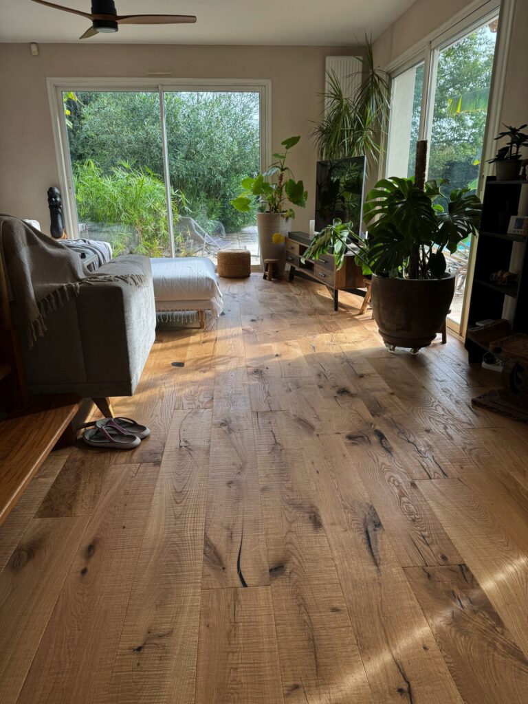 Pose d'un parquet contrecollé en pose collée sur carrelage dans une maison à Bordeaux