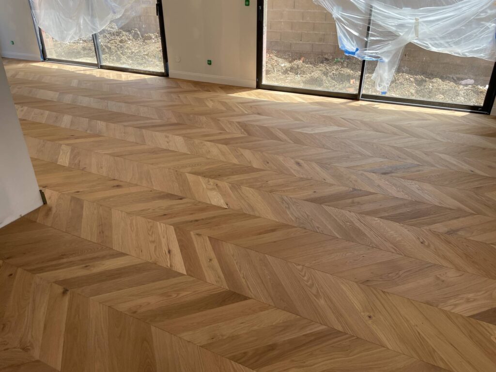 Pose de parquet bois chêne contrecollé point de Hongrie huilé naturel bordeaux
