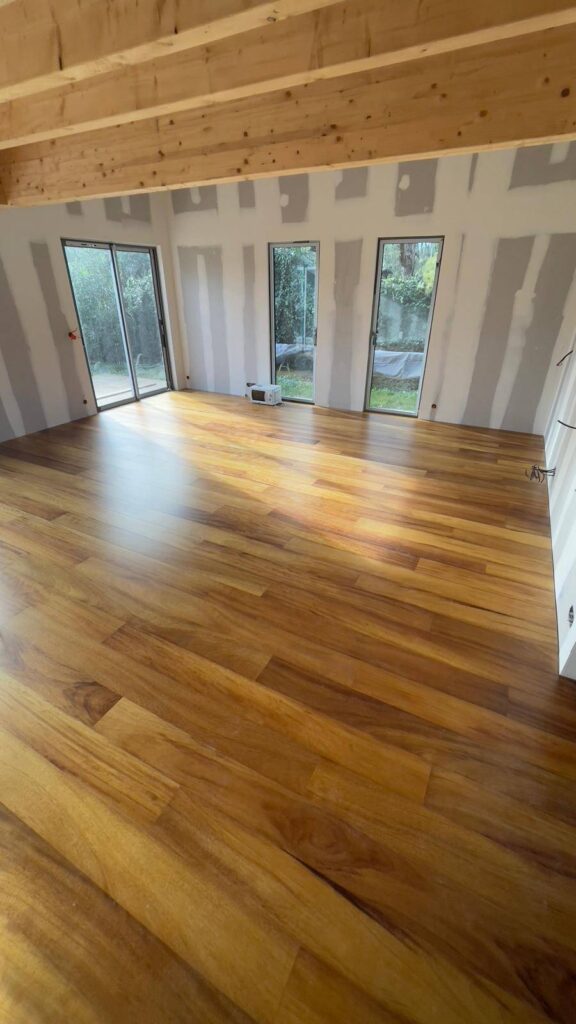Pose parquet en iroko massif dans une villa Cap-Ferret – RM Parquet Bordeaux