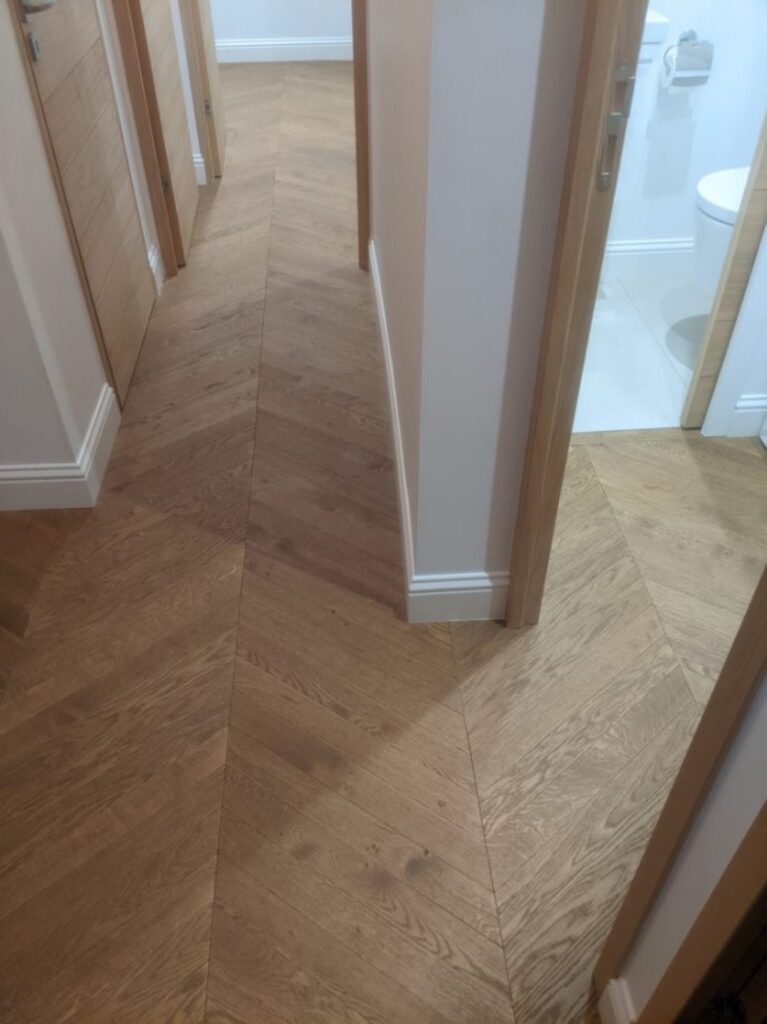 Pose Parquet Massif huilé foncé Point de Hongrie pose collé à Villenave d’Ornon près de Bordeaux