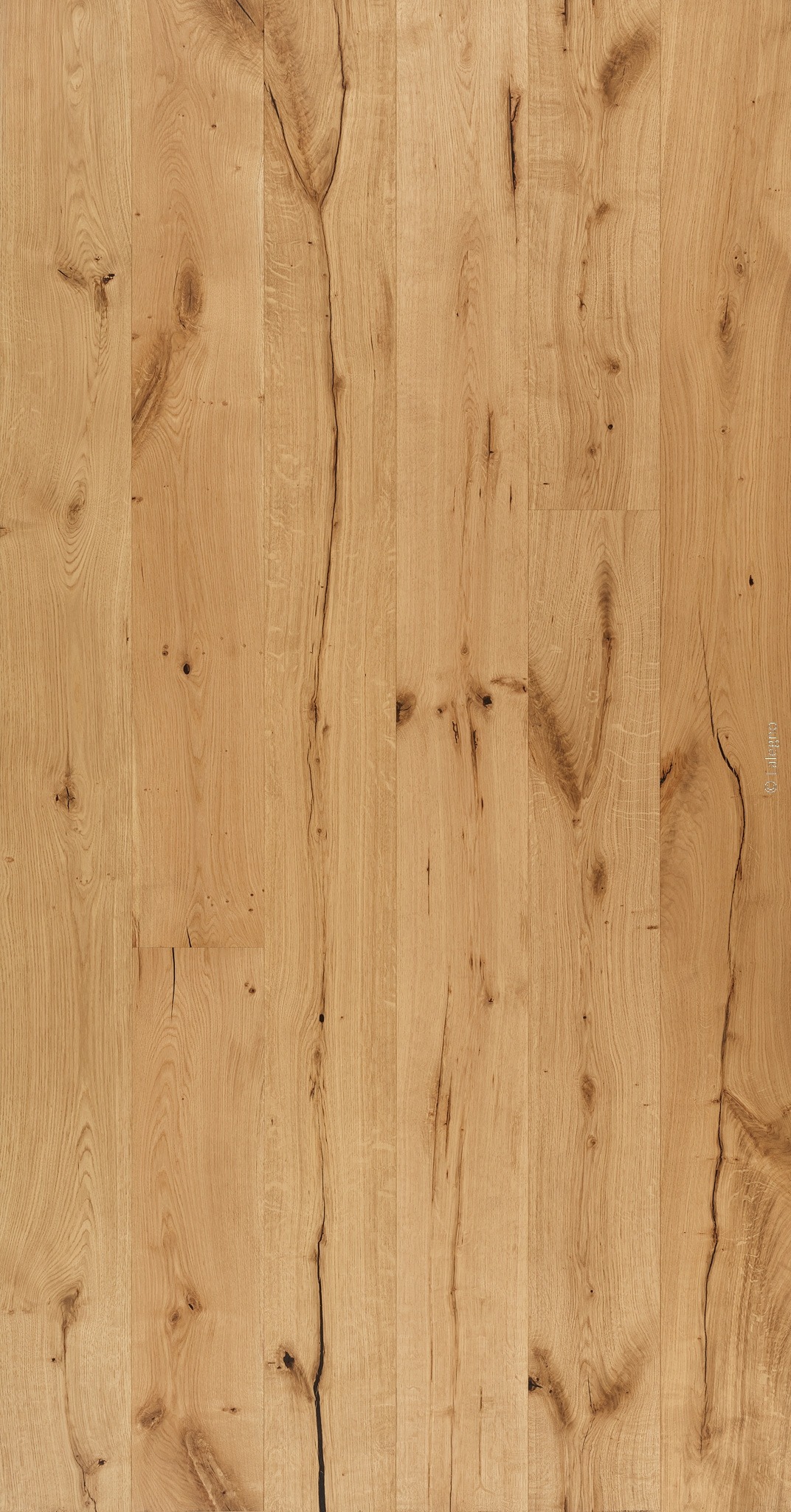 Parquet en chêne clair à lames verticales, grain marqué, nœuds sombres et longues fissures. Aspect bois brut et rustique.