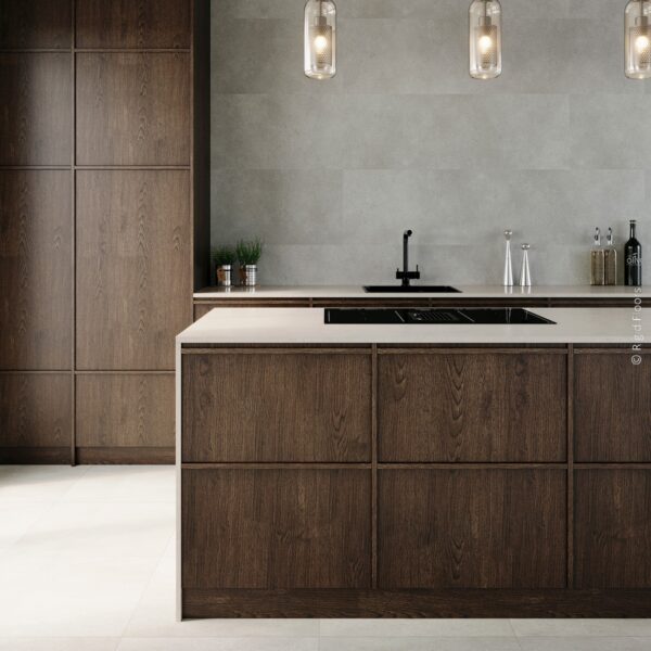 Cuisine contemporaine avec îlot central et armoires en bois foncé. Mur aspect béton gris, plan de travail clair et suspensions design.