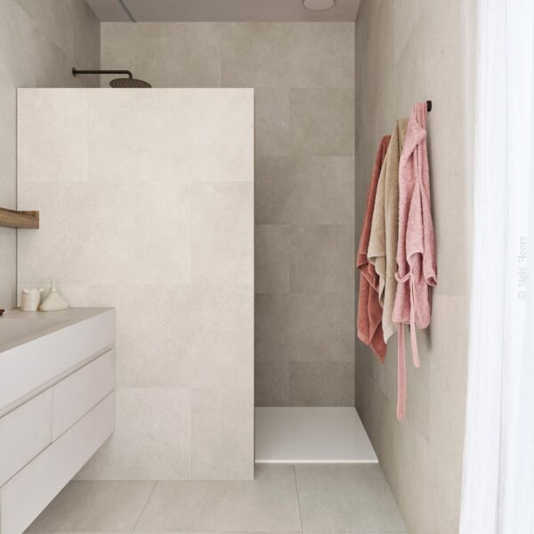 Douche italienne moderne sans porte. Carrelage grand format beige clair, mur séparateur, meuble blanc flottant et peignoirs roses.