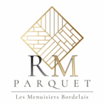 Logo luxe RM PARQUET Les Menuisiers Bordelais. Monogramme or et gris sur un motif de plancher en losange doré. Expertise menuiserie.