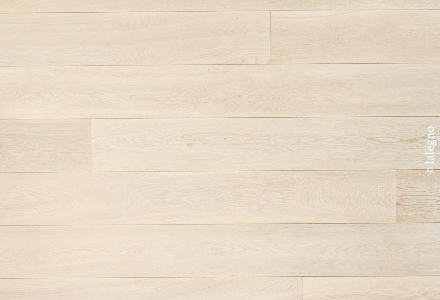 Parquet chêne blanchi à larges lames, couleur ivoire très claire. Grain du bois visible. Design moderne.