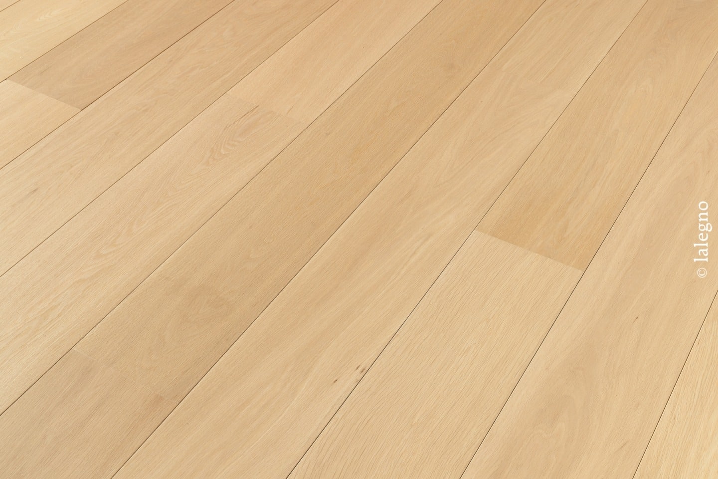 Parquet en chêne clair, lames larges. Revêtement de sol blond avec grain naturel. Disposition diagonale. © Lalegno.
