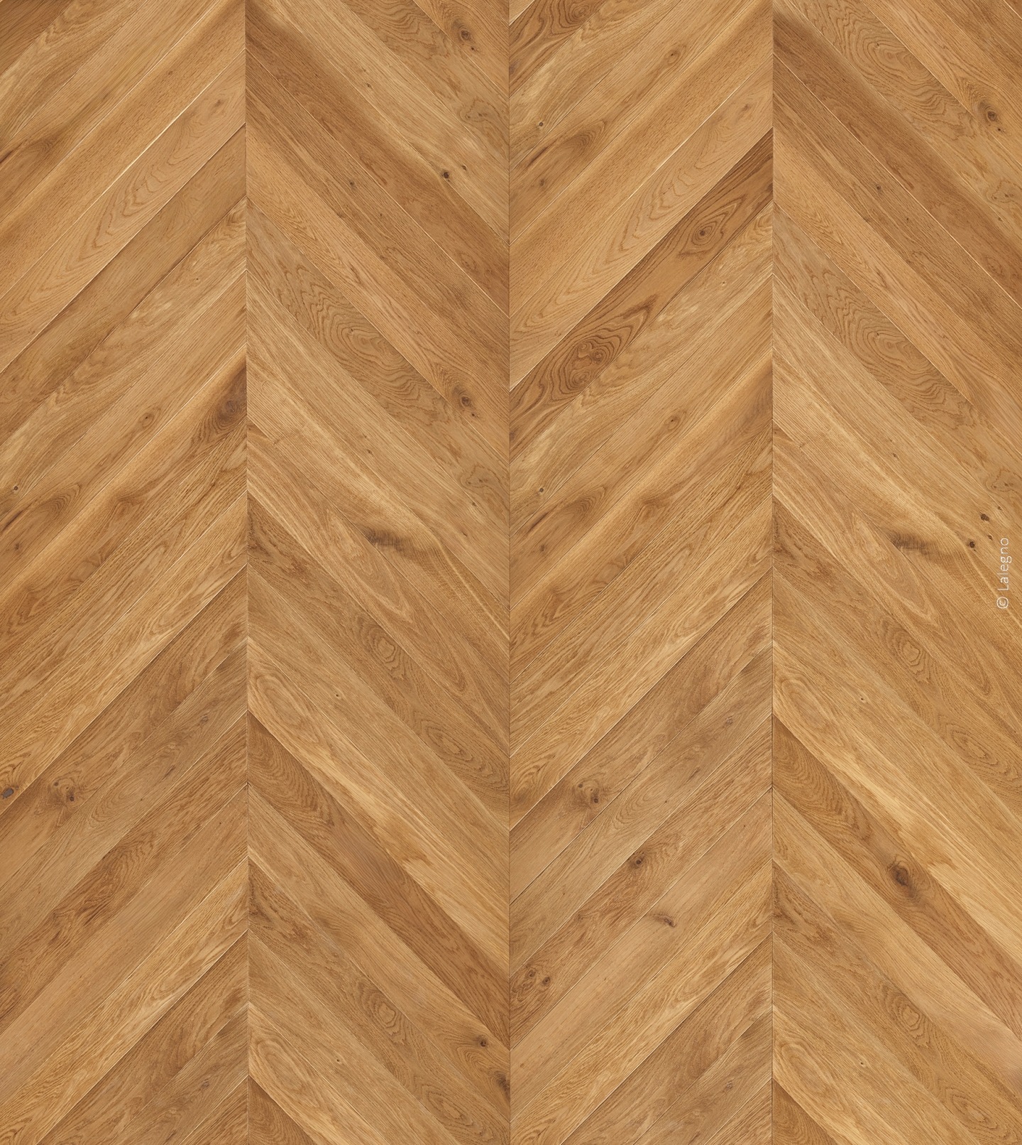 Revêtement de sol en chêne clair, pose chevron. Texture de bois naturel doré, grain riche et nœuds visibles. Design classique. © La Legno.