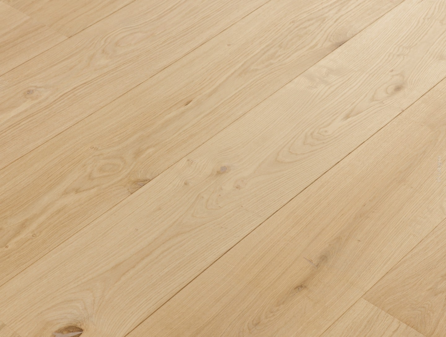 Parquet chêne clair naturel. Lattes de bois blond posées en diagonale, mettant en valeur le grain et les petits nœuds. Revêtement de sol moderne.