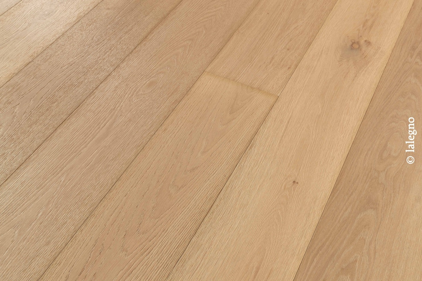 Parquet chêne clair naturel, longues lattes brossées vues en diagonale. Grain du bois et nœuds subtils. © lalegno.