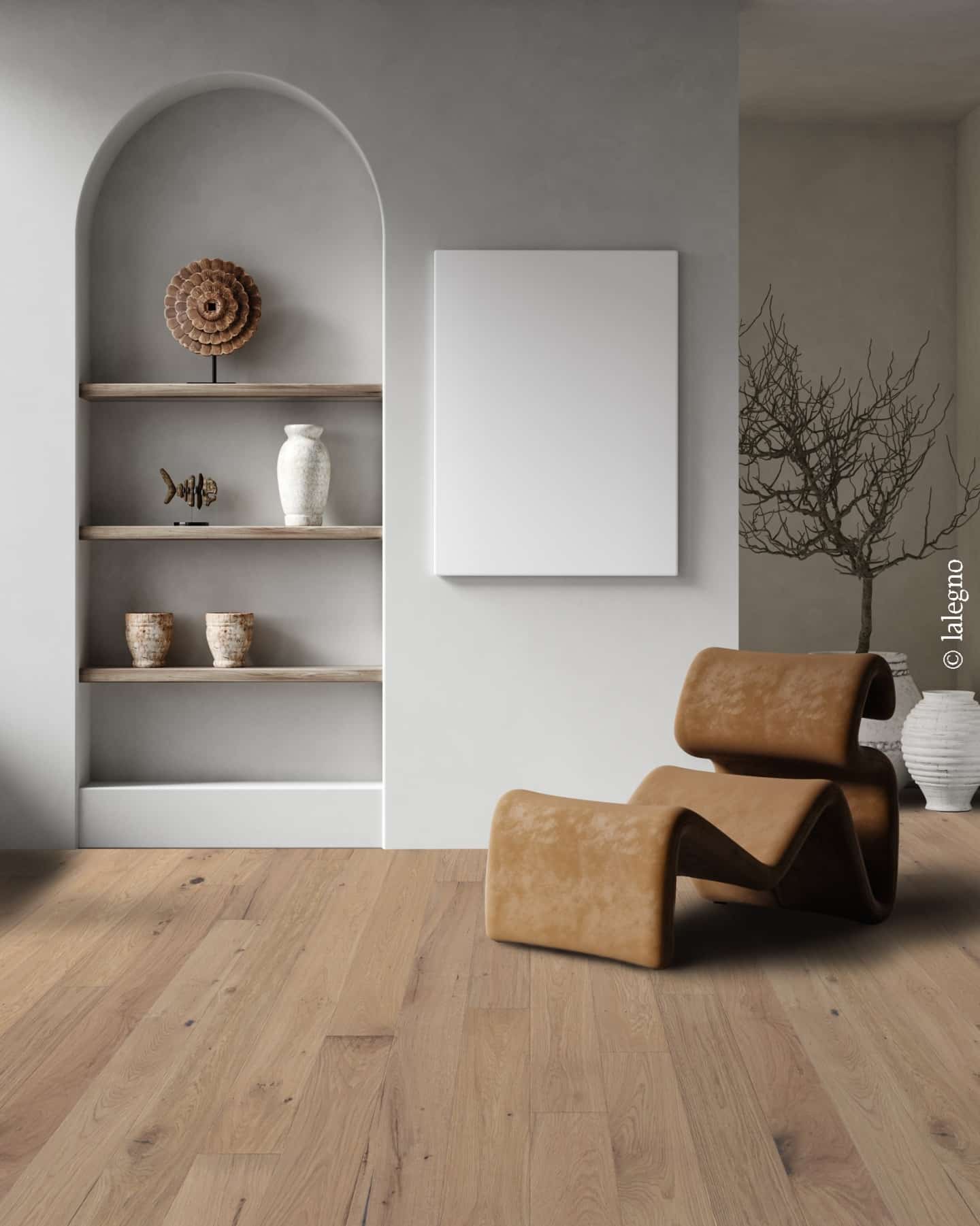Fauteuil design en cuir tan sur parquet chêne clair. Niche murale arquée moderne avec étagères bois et décoration bohème.