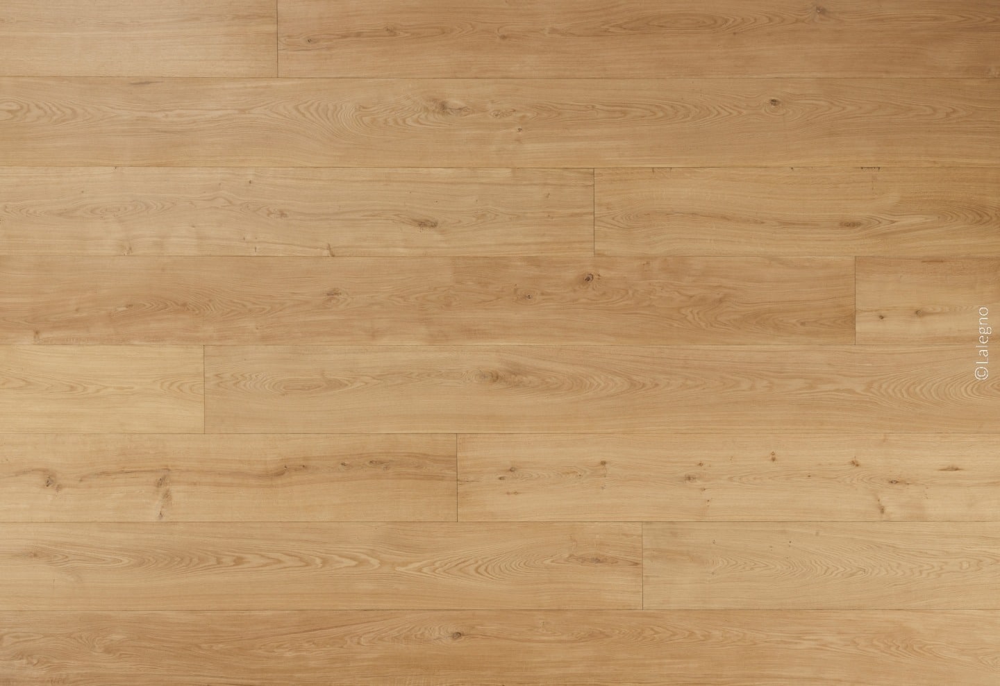 Plancher bois chêne clair, lames larges, pose à l'anglaise. Grain naturel et quelques nœuds.