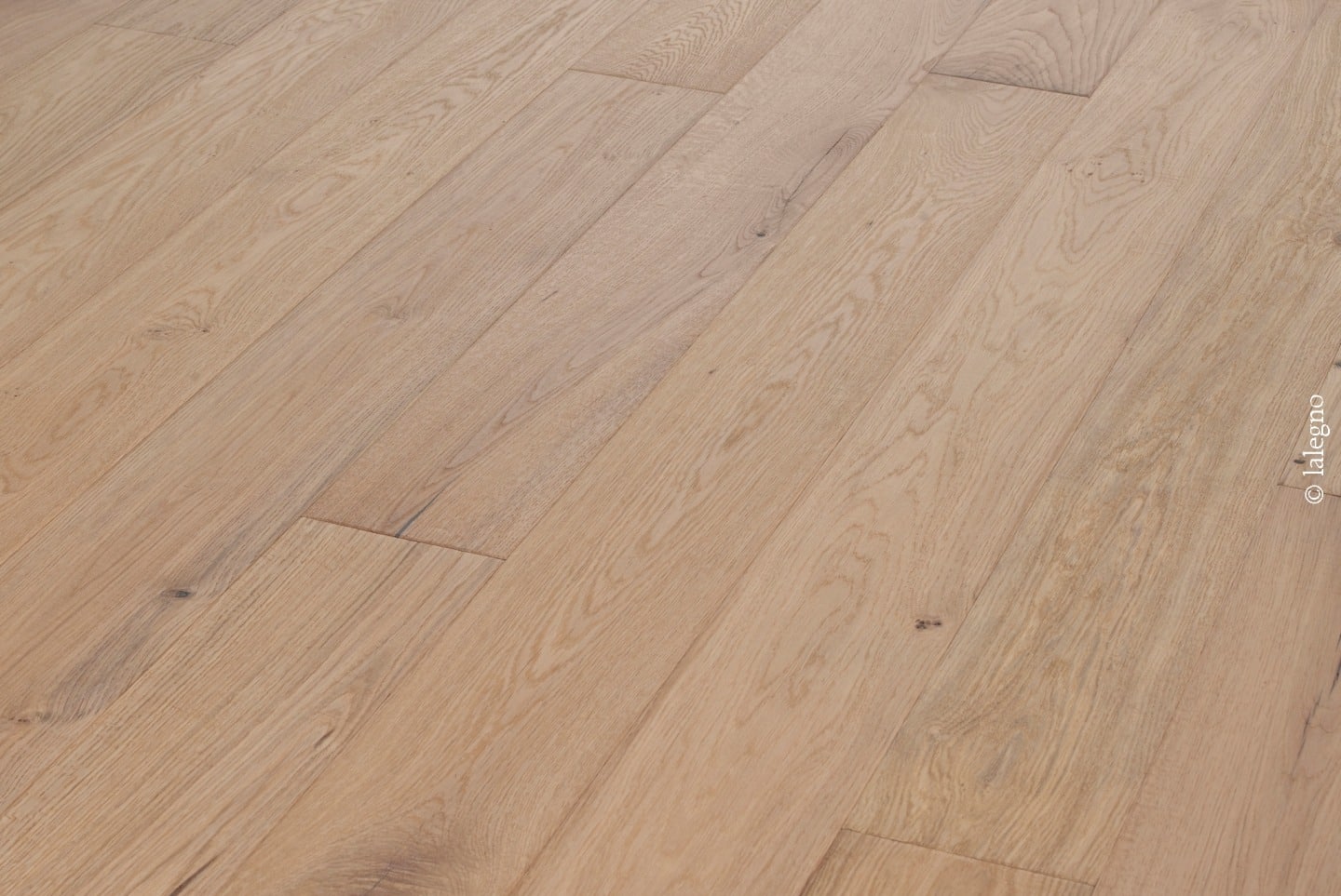 Sol en parquet chêne clair huilé, lames larges rustiques avec grain visible et nœuds. Filigrane © lalegno.