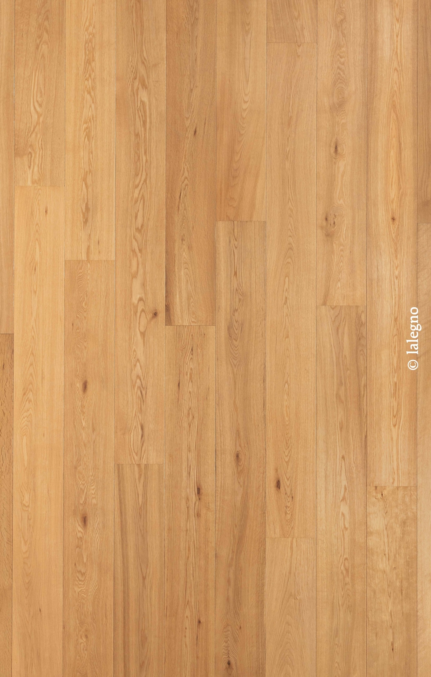 Plancher en chêne clair huilé, posé en lattes verticales avec joints décalés. Grain naturel et quelques nœuds